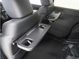 ◆シートバックテーブル◆フロントシートの背面に後席用のテーブルがついています。小物が置けて!カップホルダーもあります、ドライブ中や休憩時にも便利なテーブルです。