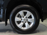 純正のアルミホイール装着車です。タイヤサイズは265/65R17です。