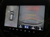 バックモニター付き。車両後方の映像をナビ画面に表示し、駐車などの後退操作をサポートします。