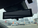 スマートルームミラー:車両後方のカメラ映像をミラー面に映し出すので、車内の状況や、天候などに影響されずいつでもクリアな後方視界が得られます。
