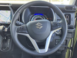 握りやすいデザインで、長距離運転でも疲れにくいステアリング。操作系のスイッチも配置されており、運転中の操作をスムーズに行えます。