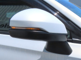 【LEDドアミラーウインカー】ドアミラーにウィンカーが付いているので、周りの車がウインカーやハザードに気付きやすくなります。右左折時や車線変更時の事故を防ぎ、安全に走行できます。