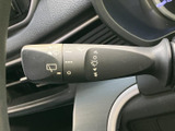 スムーズな操作で、安全な車内空間をサポート。視認性の高いデザインで、夜間走行時も安心です。