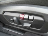 運転席メモリー付きフロント電動シート装備。