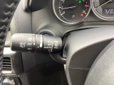 レバーをAUTOの位置にしているとき、レインセンサーが雨を感知すると、雨量に応じてワイパーが自動で作動してくれるオートワイパーを装備!設定変更で非作動にすると、間欠作動に固定されます。