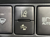 【車線逸脱警報】道路上の白(黄)線を認識し、意図せず走行中の車線からはみ出しそうになった時、メーター内の警告灯とブザーで注意喚起してくれる安心・安全機能です♪