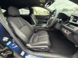 足元もゆったりで長時間の運転も疲れにくいフロントシートです。