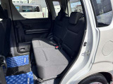 ベンチシートのリヤ席は、座ってヨシ、荷物を置いてもヨシの空間広々♪