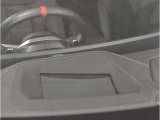 【ヘッドアップディスプレイ】現在の車速表示や目的地へのルート案内やメディア関連のリストを表示する事が可能です。視線移動を減らす事によりドライブに集中して頂けます。