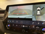 車両を上から見たような映像をディスプレイに表示。狭い道での車両周辺の安全確認を確認できます。