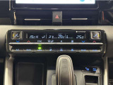 デュアルオートエアコン付きです。運転席・助手席でそれぞれ吹き出す風の温度や風量など自動調整してくれます。