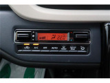 オートエアコンです。簡単操作で車内温度をコントロールします。