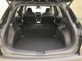 後席シートを前に倒せば更に荷物を載せる事が可能です。