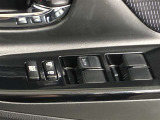 パワーウィンドウマスタースイッチです。車内の換気も運転席から簡単に行えます。