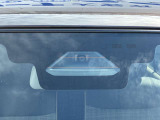 前方の車両や歩行者を検知し、衝突の恐れがあれば音や表示によって警告します。衝突の可能性が高まると、自動で強いブレーキをかけ、衝突の回避・衝突時の被害軽減を図ります。