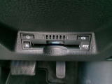 ETC車載器を装備しています。高速道路の料金所もストレスなく通行できます。すっきりとしたビルトインタイプですよ。
