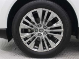 19インチアルミホイール(スーパークロームメタリック塗装)が装着されています。タイヤサイズ225/55R19