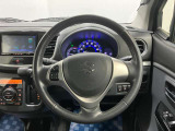 【ハンドル回り】インテリアに合わせたデザインのステアリングは、運転される方のことも考え、運転しやすい形状、大きさです。ぜひ一度、実際に触ってお確かめください。