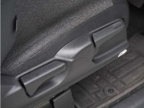 【運転席シートリフター】運転席シートリフターで座面を上下に上げ下げできます。運転しても疲れにくい姿勢に調整できます。