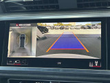●リアビューカメラ『入車経路を算出し、ガイドラインと補助線をディスプレイに表示します。同時にバンパーに内蔵のセンサーが障害物を感知し音で注意を促します。後方の死角も安心していただけます。』