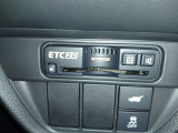 高速道路の乗り降り時のスマートさが嬉しいETC♪高速出入口でノンストップは嬉しいですね♪高速のスマートゲートでは付いていないと降りられません。最近では当たり前の装備になってきました。
