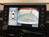 パノラミックビューモニターシステムが付いているので車の上から見た映像が確認できますよ。 一目で車両周辺の情報を確認できますが、直接安全をご確認下さい。