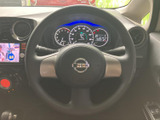 握りやすい形状で、運転席に座った際も自然に手を添えられます。メーターや周辺の表示を確認しながら扱いやすく、日常の運転を支える装備です。