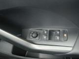 ドアミラーの調節とパワーウィンドウのコンビネーションスイッチです。左ミラーにはパーキングサポート機能付きです。パワーウィンドウはそれぞれの席でオート開閉します。