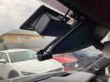 フロント側ドライブレコーダー。運転中の映像・音声などを記録して、交通事故やトラブルが起きた時の正確な状況把握に役立つドライブレコーダーが装着されています。