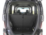 ◆フル乗車でもしっかり荷物を収納出来るラゲッジスペースです。普段の買い物でしたらしっかり積める十分な荷室スペースが確保されています。