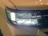 対象物が見やすく白く明るい光で夜間走行をサポートするフルLEDヘッドランプ(クリアランスランプ、マニュアルレベリング機能付き)を装備