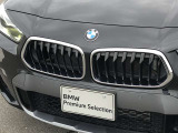 左右のキドニー・グリルの中心にはBMWのエンブレムが鎮座し、個性を放つデザイン性を兼ね備えました。