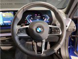 【ハンドル】ドライバーとBMW車の一体感がダイレクトに伝わるステアリングホイール。形状・太さへの拘りに加えて、操作性を高める為にスイッチ類も配置。クイックかつ安定のドライビングを体感下さい!