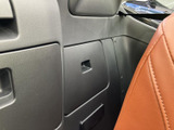操作系の配置がシンプルで、視線をそらすことなく運転に集中できます。握り心地も考慮されたデザインで、長距離運転でも疲れにくい工夫が施されています。