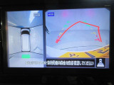 パノラミックビューモニター付きです。車両を上から見たような映像をディスプレイオーディオ画面に表示。運転席からの目視だけでは見にくい、車両周辺の状況をリアルタイムでしっかり確認できます。