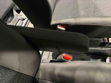 運転席にはフロントセンターアームレスト。