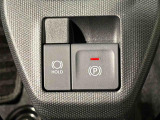 指先だけで簡単に操作が可能な電動パーキングブレーキを採用。「HOLD」スイッチを押すと、渋滞や信号待ちなどでブレーキペダルから足を離しても、ブレーキを保持するので安心です