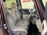 乗降がしやすい運転席。高さが調節できて小柄な方でも運転しやすいポジションをとることができます。