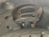 気になる中古車の下廻り。もちろん、納車時には整備スタッフによる点検を実施致しますので安心してご購入いただけます。