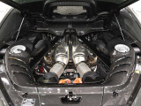 新開発の2.9L V6ターボエンジンにモーターを組み合わせ、システム総合出力830cvのゆとりあるパワーを発生します。