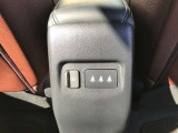 【USB充電】後席でもUSB充電ができるので、長距離ドライブもスマホで快適です!