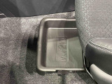 靴などが収納できる便利な助手席シートアンダートレイが付いてます