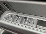 運転席ドアトリムにはパワーウィンドウと、ドアミラーの「格納」「調整」スイッチがあります