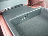 ◆後席アームレスト内にUSB装着あり◆