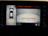 パノラミックビューモニターを装備。駐車場や交差点でクルマを真上から見るように周囲を確認できます。機能の詳細は販売店スタッフまでおたずねください。