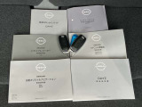 取り扱い説明書、メンテナンスノート、保証書揃ってます。インテリジェントキーも付いています。バック等に入れたままでも施錠解除もできエンジンスタートもワンプッシュでエンジンをかけることが出来ます。