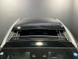 パノラミックルーフは、太陽の光を大きく取り入れあたかもオープンカーに乗っているような雰囲気をか持ち出します。非常に気持ちよく過ごせるオプションとなっております。