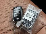 ドアの開閉時、両手が荷物で塞がっている時はキーレスでのカギの解除が大変ですよね。スマートキーはポケットやバッグに入れておけば、ノブに触れただけでロックの解除が可能です。とても便利な機能です。
