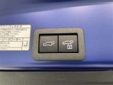 電動式バックドアです。 荷物を持ったままでもボタン一つで自動的に開け閉めできるので便利ですよ。 挟み込み防止機能も付いていますのでお子様の手や荷物を挟み込むのを防いでくれますよ。