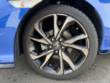 純正アルミホイールです。タイヤサイズは、235/40R18です。